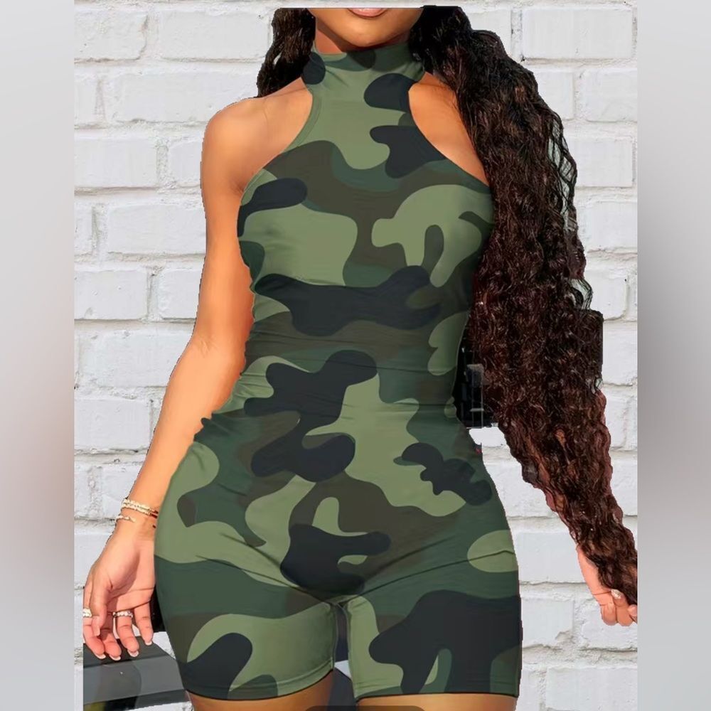 NWT 🆕️ Women's Army Green Camo BODYCON MockNeck Back Zip Bodysuit Sz MED